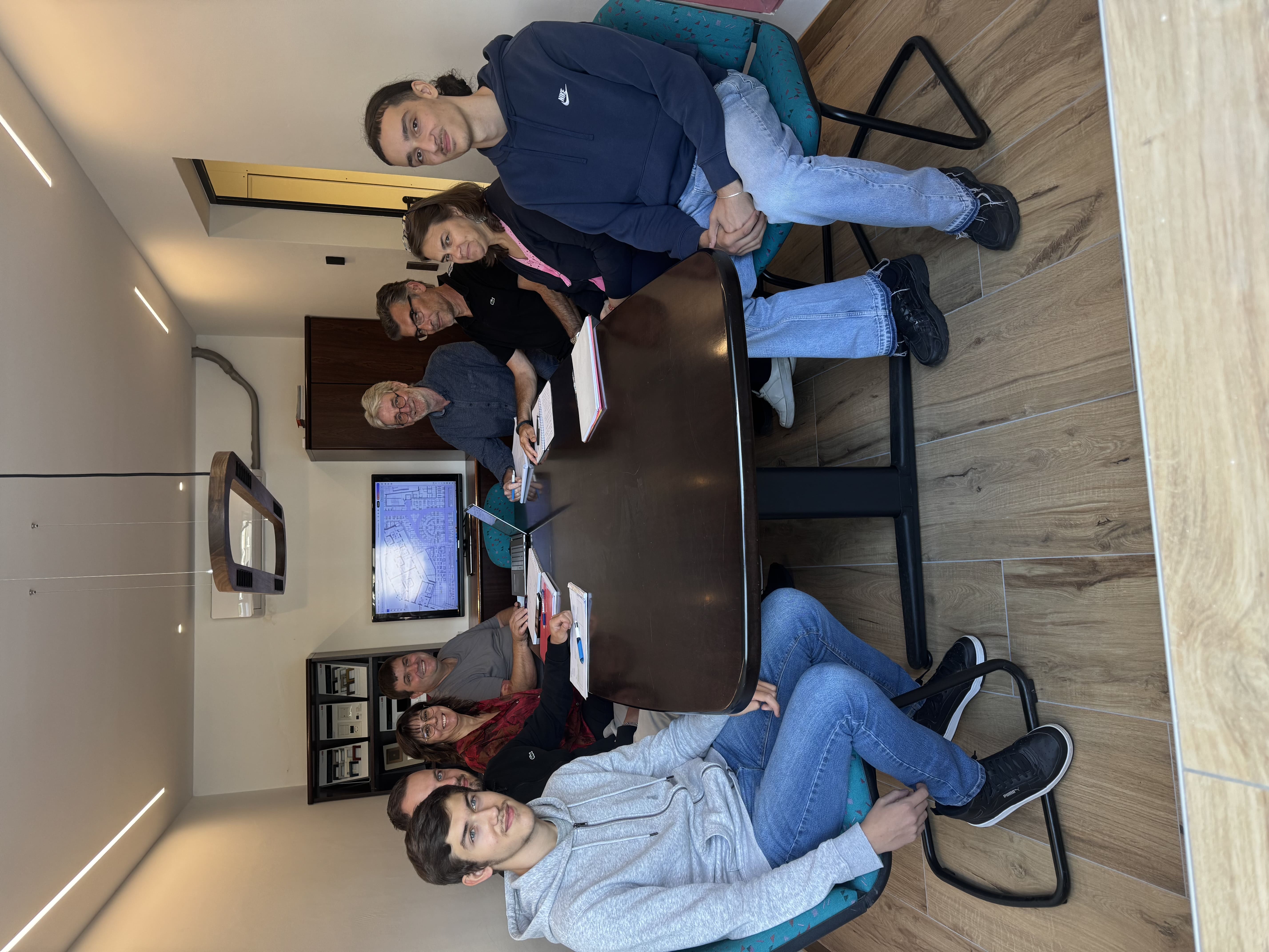 Groupe de collaborateurs JMG Etudes SARL en salle de conférence