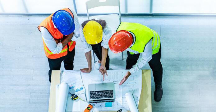 Ingénieur en bâtiment en train de réfléchir